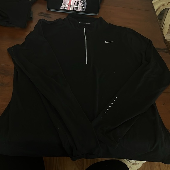 Nike women’s Drifit Zip Up - Picture 3 of 5